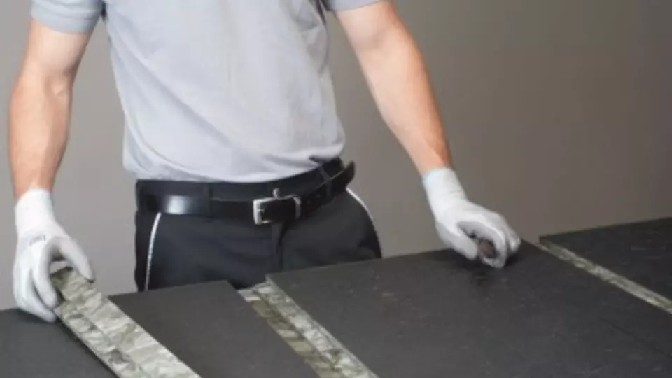 Odstránime vyrezaný kus sklenej vlny zo stupňovej drážky.