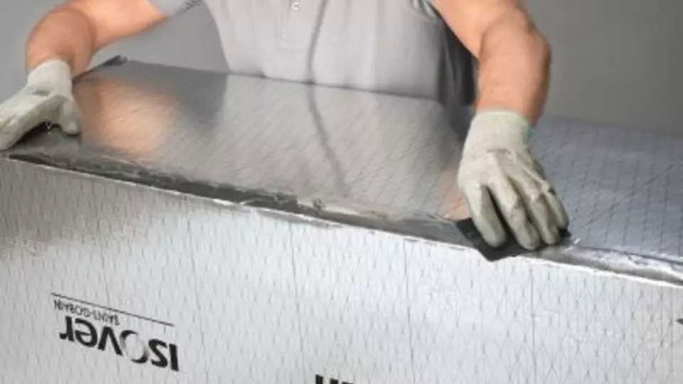 Pre vytvorenie tesného spoja potrubia zahladíme pásku CLIMAVER®. Pre vytvorenie tesného spoja potrubia zahladíme pásku CLIMAVER®.