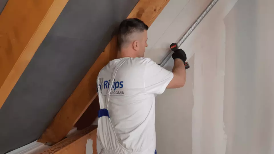 Rozmeriame a osadíme systémový obvodový RigiProfil® UD. Rozmeriame a osadíme systémový obvodový RigiProfil® UD.