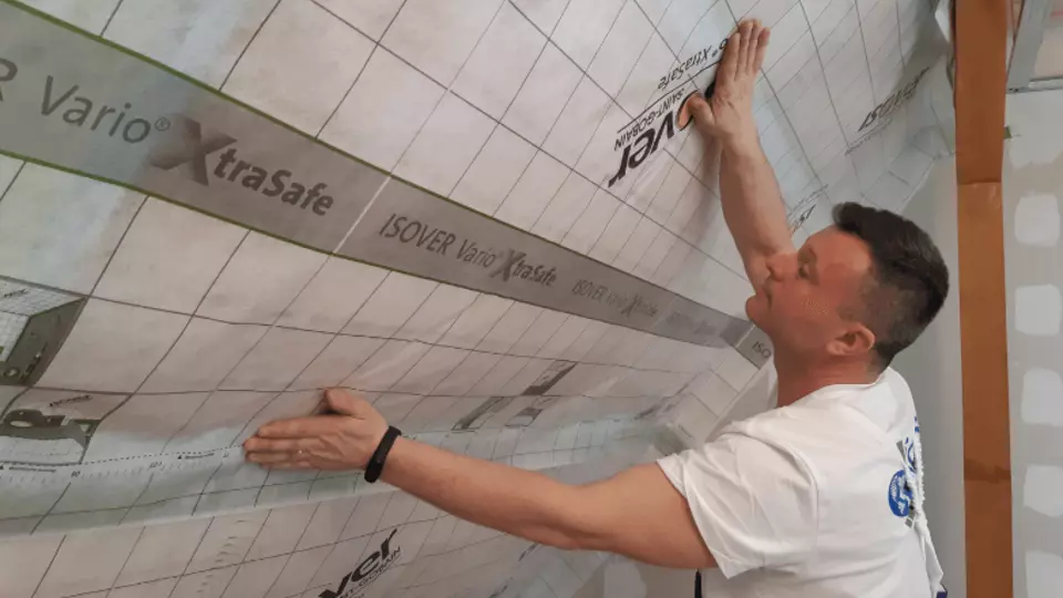 Spoje jednotlivých vrstiev klímamembrány vzájomne preložíme s presahom 10 cm. Spoje jednotlivých vrstiev klímamembrány vzájomne preložíme s presahom 10 cm.