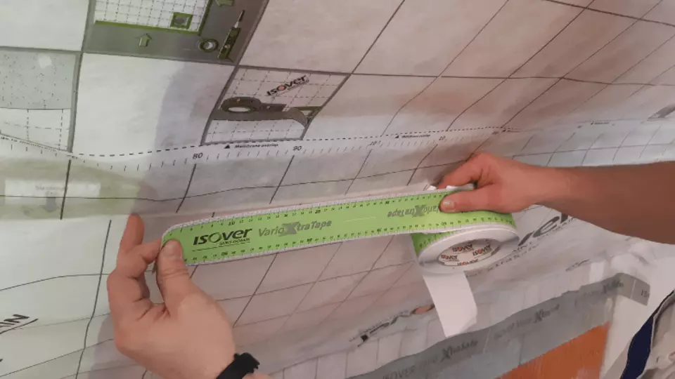 Presahy prelepíme páskou Isover Vario® XtraTape alebo Isover Vario® Multitape.