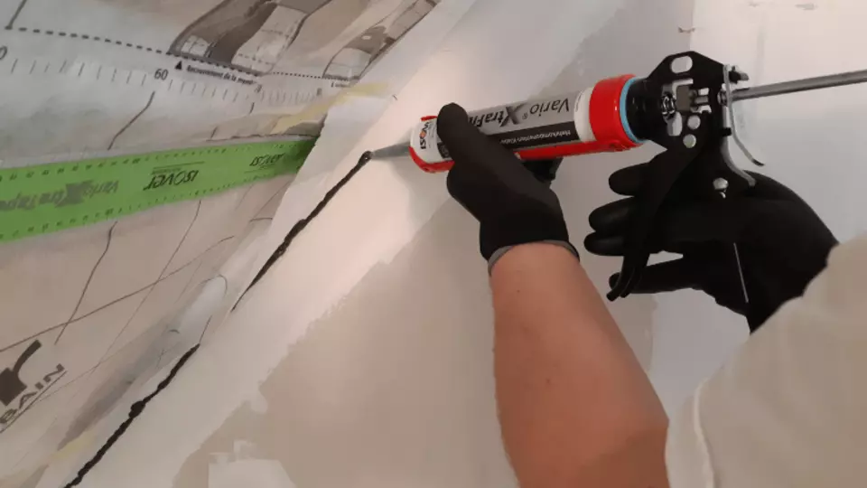 Po obvode prilepíme klímamembránu systémovým tmelom Isover Vario® DoubleFit+. Po obvode prilepíme klímamembránu systémovým tmelom Isover Vario® DoubleFit+.
