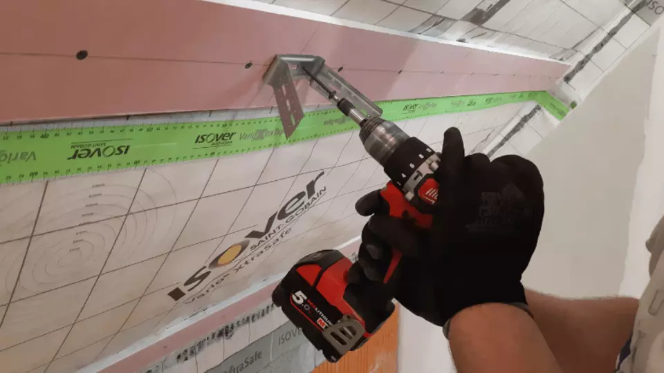 Na CD profily s prilepenou klímamembránou naskruktujeme pásik sádrokartónu Rigips z totožného typu a hrúbky, ako bude opláštenie. Na CD profily s prilepenou klímamembránou naskruktujeme pásik sádrokartónu Rigips z totožného typu a hrúbky, ako bude opláštenie.