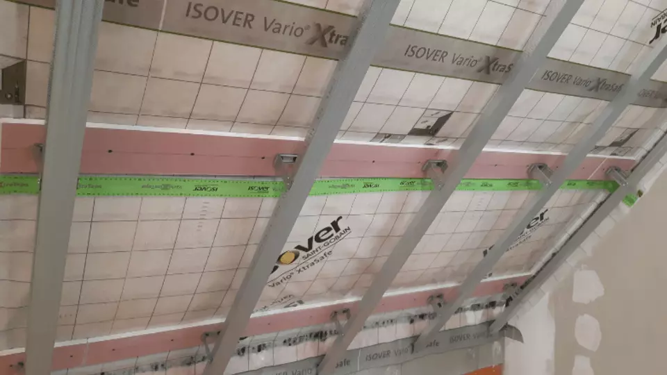 Do dutiny v úrovni nastavovacích strmeňov pred klímamembránou môžeme vložiť dodatočnú vrstvu minerálnej izolácie Isover Unirol Profi