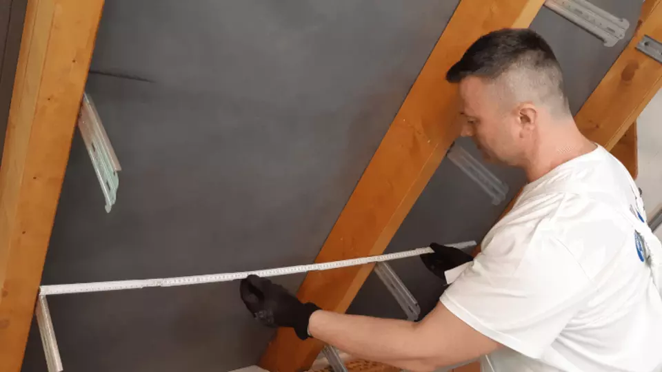 Odmeriame si svetlú vzdialenosť medzi krokvami. Odmeriame si svetlú vzdialenosť medzi krokvami.