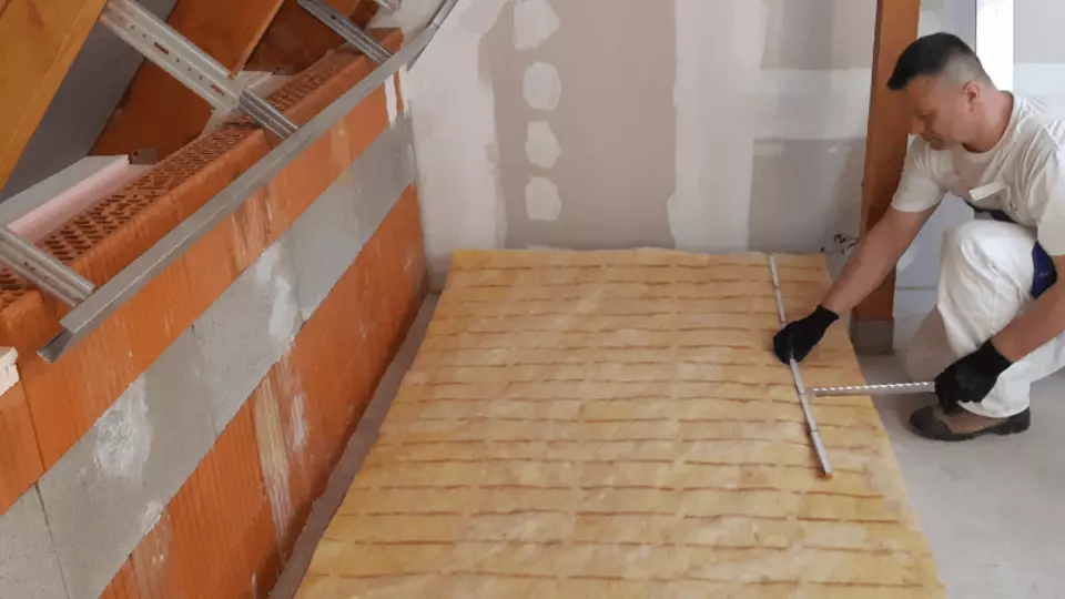 Odrežeme izoláciu.