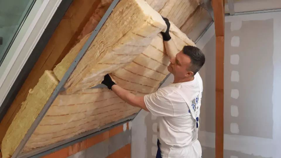 Šikmé strechy – montáž tepelnej izolácie medzi a pod krokvami